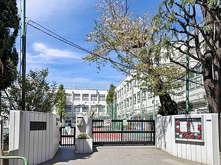 新宿区立江戸川小学校 310m
