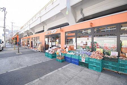 生鮮スーパーケント福島店 240m