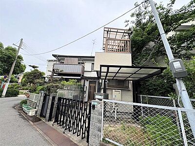 外観:中央白い建物 外観:中央白い建物