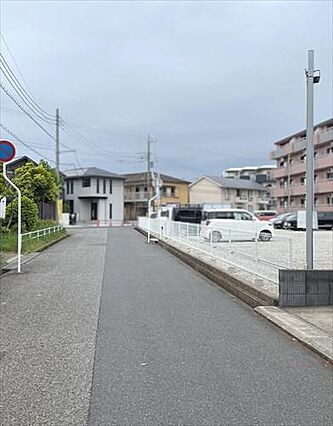 外観＋前面道路...