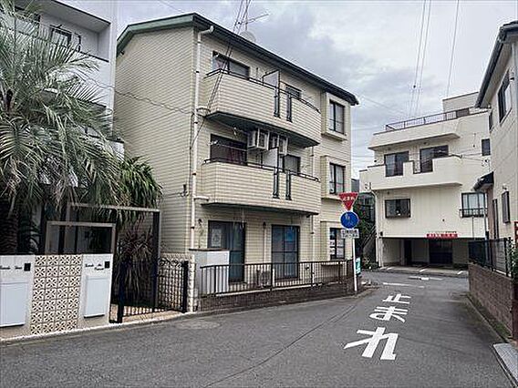 外観＋南東側道...