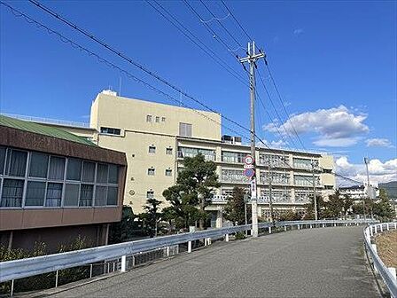 宝塚市立南ひばりガ丘中学校まで280m