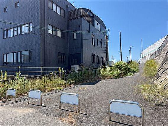 北西側通路