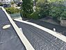 外観：【現地】前面道路より一段上のため陽当たり良好。通行人と目線も合いません