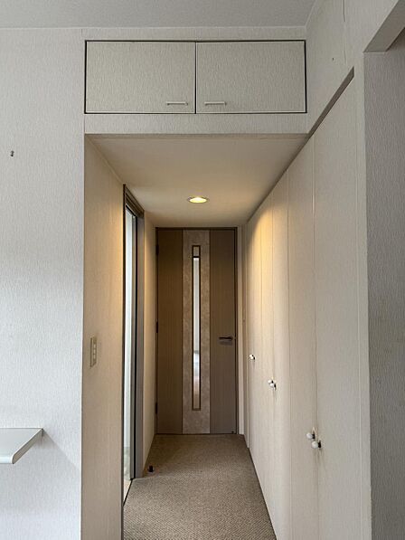 天井にも収納スペースを設けています。