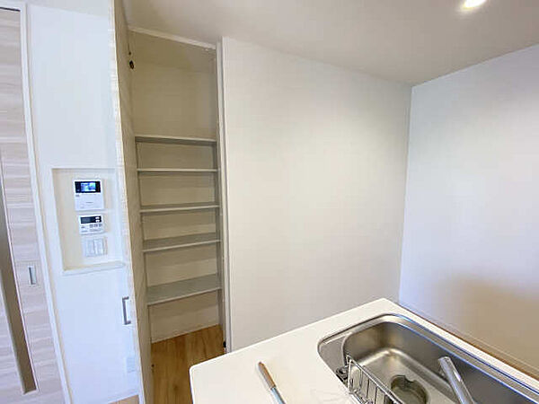 画像20:キッチンには便利な稼働棚式パントリーをご用意