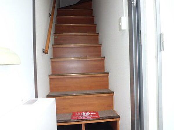 画像9:玄関ドアを開けると目に飛び込む階段。居室は2階です。