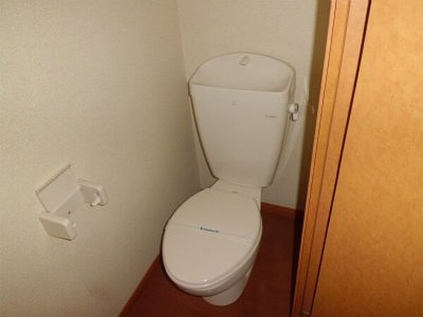 画像10:白く輝くトイレ。
