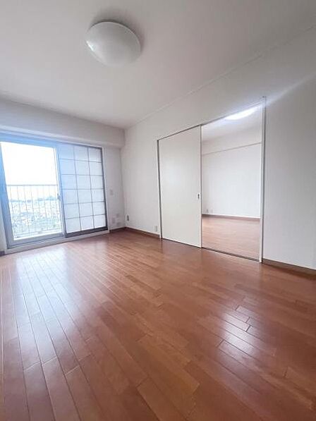 洋室6.0帖■採光差しこむ明るい洋室