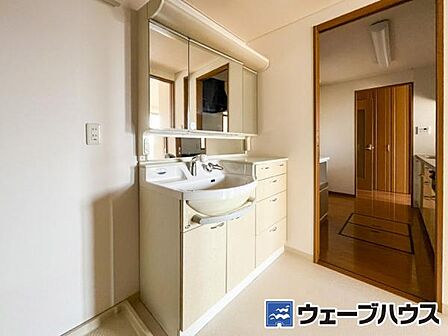 キッチンと行き来できる脱衣所で家事をひとまとめで行えます。