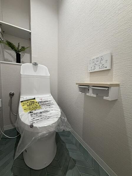 収納スペースもあるトイレです。2つのペーパーホルダーが便利ですね。