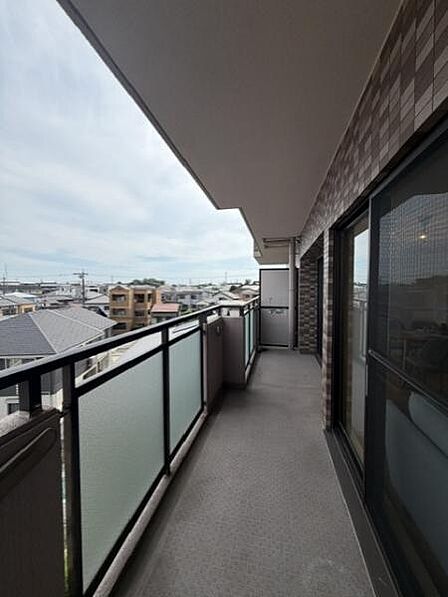 南向きで明るいバルコニー。広さもあるので、沢山お洗濯ものを干せます。