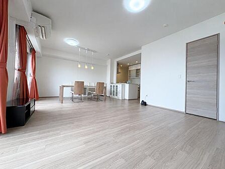 大きな家具を配置してもゆとりを感じられる開放的な空間です。
