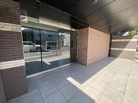 ○エントランスは毎日の行き帰りで使う大事な空間です。明るい開放的な空間をつくってるので、毎日気持ちよく、またご友人も素敵に迎え入れられます。
