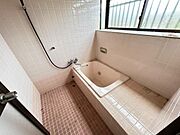 明るい色調の浴室です