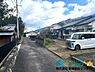 外観：前面道路を西側から撮影。