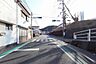 外観：西側前面道路（幅員：7.3ｍ 間口：19.8ｍ）