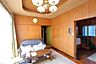 洋室：洋室 玄関入って左手すぐのお部屋です！南窓側の日当たりも良好です！