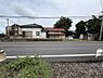 外観：道路越しの外観