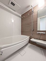 【浴室】アクセントパネル、丸みのある浴槽は高級感を演出。