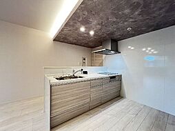 【キッチン】天板は、人工大理石とＩＨクッキングヒーターを採用し、お手入れの手間を最小限に抑えます。