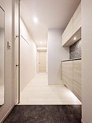 【玄関】セパレートの収納に加え、エコカラット、姿見を配置。