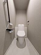 ■トイレ■　扉付きの収納棚があり表に出したくないトイレ収納もすっきり収納できます。