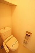 ★トイレ☆温水洗浄便座完備！上部には棚があり、小物が置けます♪