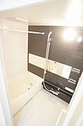 ■浴室■いつでも沸かし直しの出来る追焚給湯器付です♪鏡も大きく付いております♪