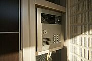 建物入口にオートロック付です。宅配ＢＯＸも設置済みです。