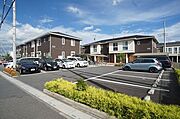 敷地内駐車場、屋根付き駐輪場有り。