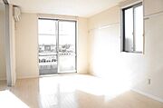 ■ＬＤＫ■お掃除が簡単で高級感のあるフローリング仕様♪角部屋のため、2面採光を採用しており明るい印象で開放的な空間です♪嬉しいエアコンも付いております！