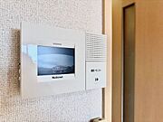 来訪者を声と映像で確認できて安心なカラーモニター付ドアホン♪今や安心・安全生活には必須のアイテムのひとつですよね♪