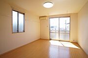 【洋室9．1帖】建物前面は遊歩道のため、採光性も風通しも良い居心地の良いくつろぎ空間です♪