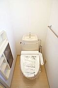 トイレには、幅広い層に人気の高い温水洗浄暖房便座付！清潔、快適にトイレをご利用いただけます♪