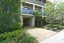 緑に囲まれたエントランスアプローチ