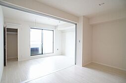 【ＬＤＫ～洋室】間仕切りを開放して1つのＬＤＫとしてもご利用頂けます！エアコン1台付き！窓は高断熱ペアガラス仕様！