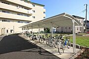 【屋根付き駐輪場】車止めや照明のついた駐輪場です。