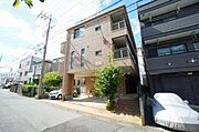 3階建て8世帯です。