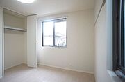 6帖の洋室です。角部屋ですので、2方向から光を取り込めます！収納の中にはハンガーパイプがあり、洋服が掛けられます。照明設置済み！