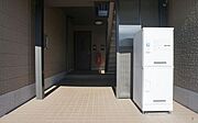 エントランスには共用宅配ボックスを設置しています。