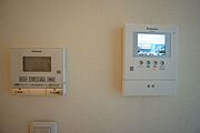 写真右が録画機能付きカラーテレビドアホン、左は給湯器（オール電化賃貸住宅）のリモコンです。
