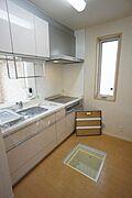 床下収納付き、ＩＨコンロのシステムキッチンです。※オール電化賃貸住宅です。