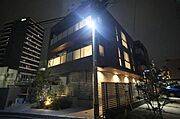 【外観・夜】窓から見える光、植栽を照らす光、計算された明かりが特別感を演出。