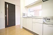 キッチンの扉は鏡面タイプになっていますので、お手入れが楽です