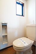 【トイレ】トイレもくつろぎの空間になるかもしれません。【小窓の採光】があるのがオススメです！