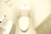 トイレの便座は暖房・洗浄機能付。壁付のリモコンで操作するおしゃれなタイプです。