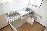 【キッチン（2026年3月新設）】収納たっぷりのキッチンは、嬉しい2口ガスコンロ付♪