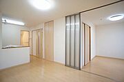 リビングと洋室が続き間になっているお部屋です。天井まである大きなアクリル製の建具を移動すると開放的にお部屋を使えます♪全室照明付！