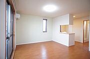 対面式キッチンのあるお部屋です♪南側にハイサッシがあり、明るい印象のお部屋です。